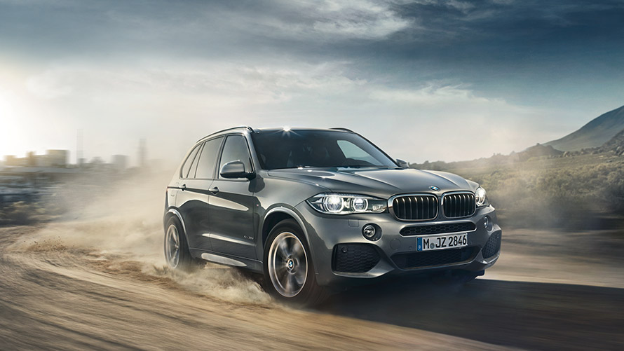 BMW X5, F15, tretja generacija, tričetrtinski pogled od spredaj med vožnjo BMW serije X, BMW X5, F15, tretja generacija, tričetrtinski pogled od spredaj med vožnjo