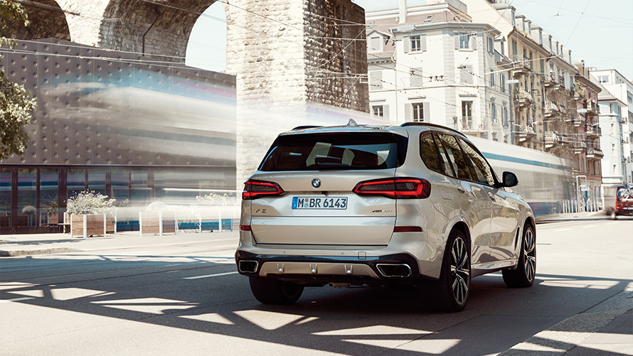 BMW X5, G05, četrta generacija, tričetrtinski pogled od zadaj med mirovanjem pred stavbo BMW serije X, BMW X5, G05, četrta generacija, tričetrtinski pogled od zadaj med mirovanjem pred stavbo