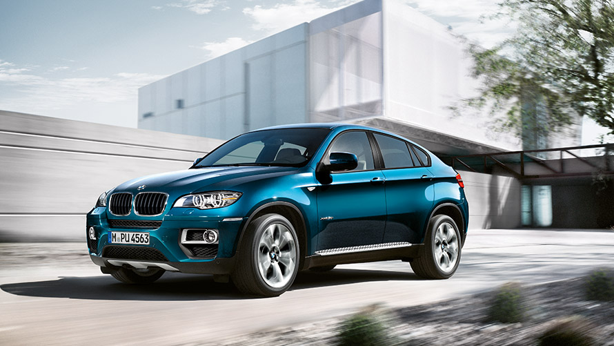 BMW X6, E71, prva generacija, tričetrtinski stranski pogled med mirovanjem pred stavbo BMW serije X, BMW X6, E71, prva generacija, tričetrtinski stranski pogled med mirovanjem pred stavbo