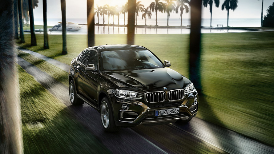 BMW X6, F16, druga generacija, tričetrtinski pogled od spredaj med vožnjo BMW serije X, BMW X6, F16, druga generacija, tričetrtinski pogled od spredaj med vožnjo