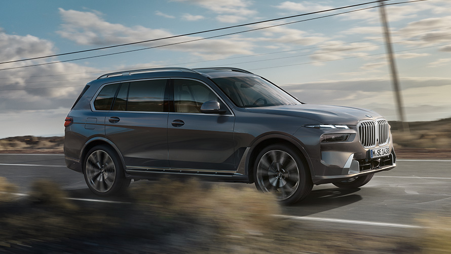 BMW X7, G07, prva generacija, tričetrtinski pogled od spredaj med mirovanjem BMW serije X, BMW X7, G07, prva generacija, tričetrtinski pogled od spredaj med mirovanjem