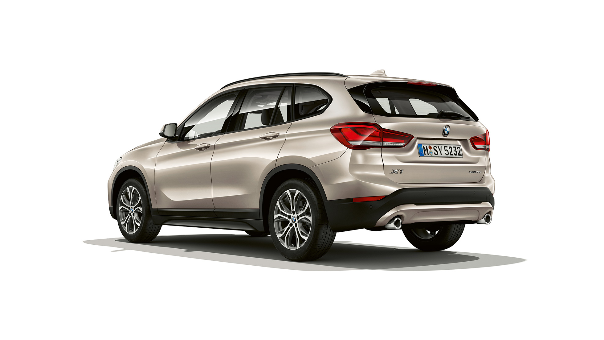 BMW X1, model Advantage, tričetrtinski pogled od zadaj BMW X1, model Advantage, tričetrtinski studijski posnetek sprednjega dela