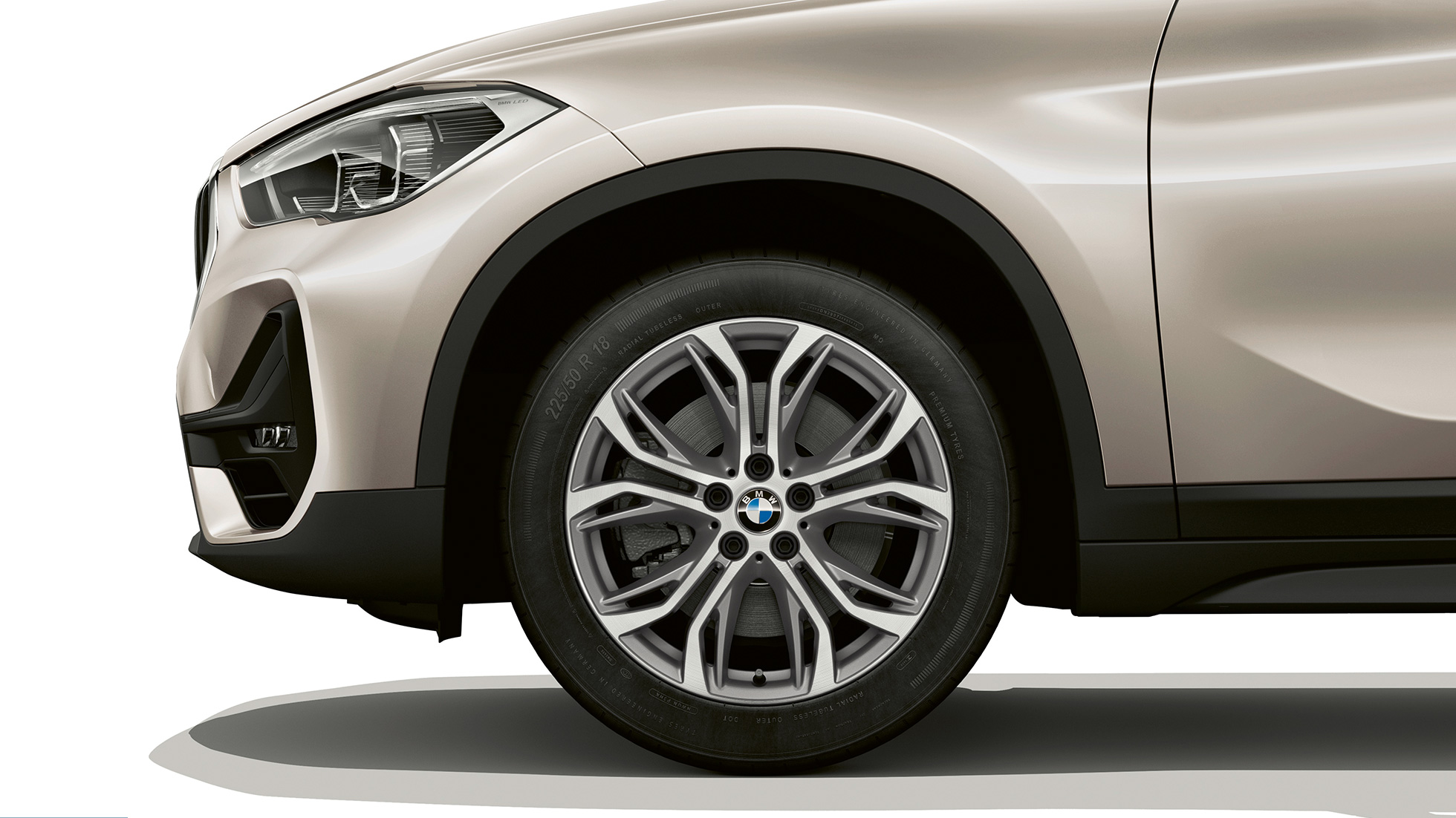 BMW X1, model Advantage, platišče iz lahke zlitine BMW X1, model Advantage, stranski pogled od blizu na platišče iz lahke zlitine
