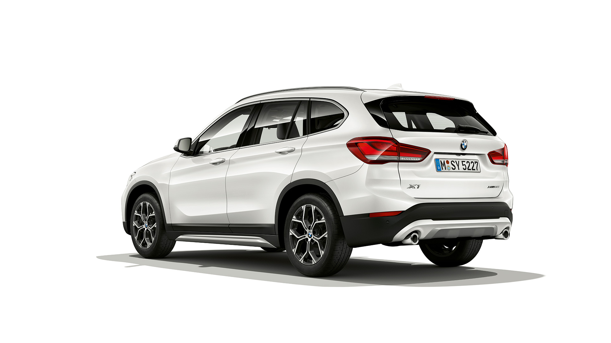 BMW X1, model xLine, tričetrtinski pogled od zadaj BMW X1, model xLine, tričetrtinski studijski posnetek zadka