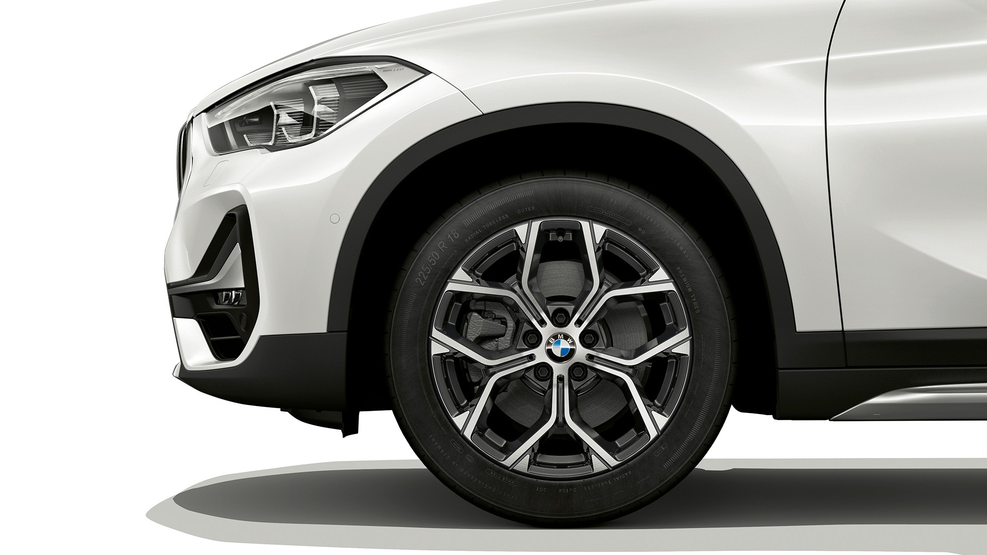BMW X1, model xLine, platišče iz lahke zlitine BMW X1, model xLine, stranski pogled od blizu na platišče iz lahke zlitine