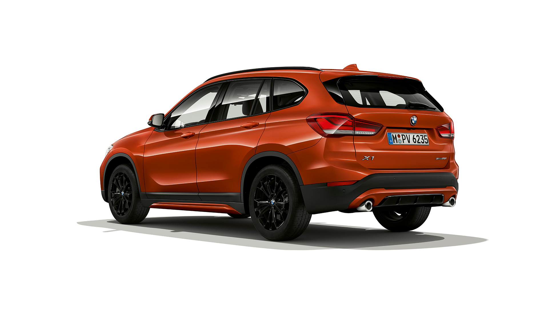 BMW X1, model Sport Line, tričetrtinski pogled od zadaj BMW X1, model Sport Line, tričetrtinski studijski posnetek zadka