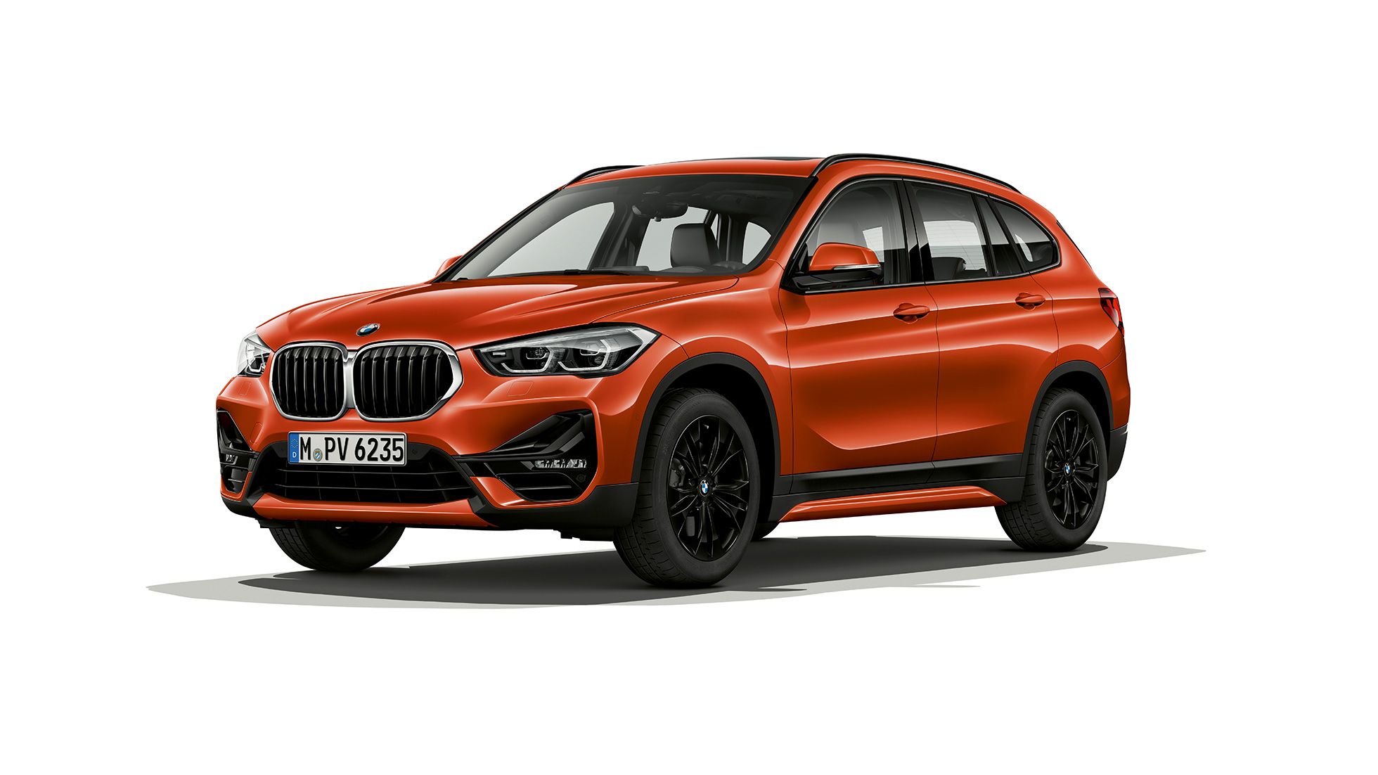 BMW X1, model Sport Line, tričetrtinski pogled od spredaj BMW X1, model Sport Line, tričetrtinski studijski posnetek sprednjega dela