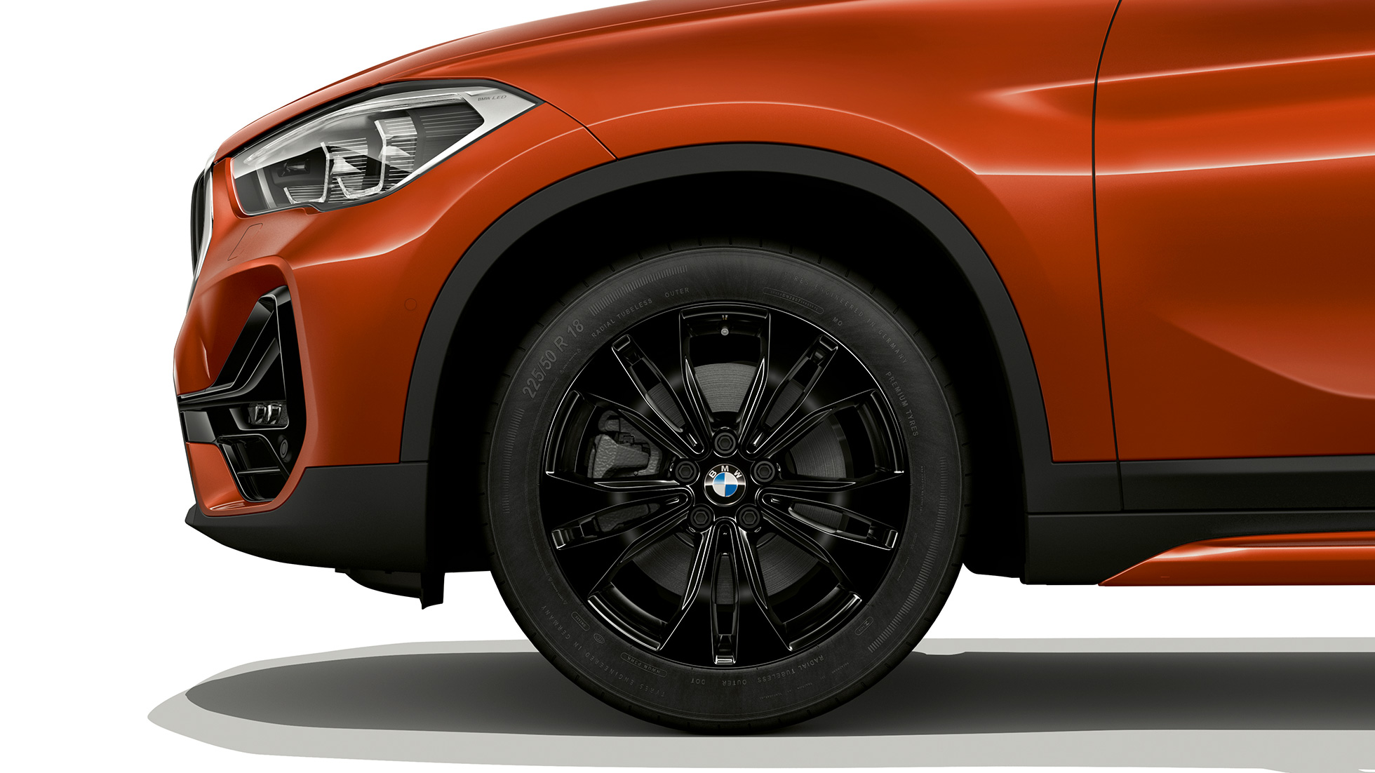 BMW X1, model Sport Line, platišče iz lahke zlitine BMW X1, model Sport Line, stranski pogled od blizu na platišče iz lahke zlitine