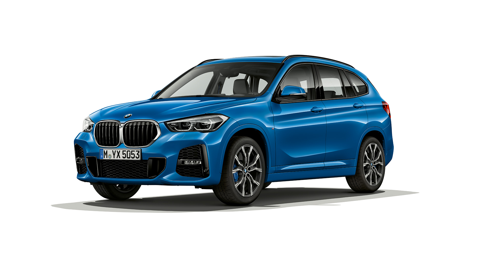 BMW X1, model M Sport, tričetrtinski pogled od spredaj BMW X1, model M Sport, tričetrtinski studijski posnetek sprednjega dela