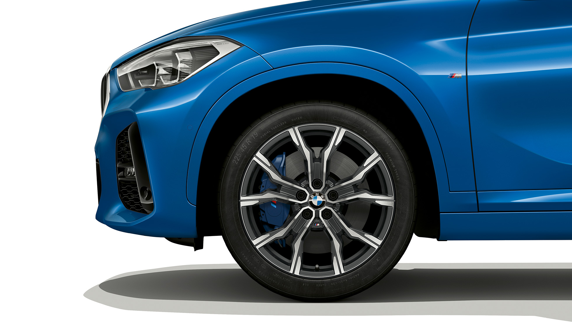 BMW X1, model M Sport, platišče iz lahke zlitine BMW X1, model M Sport, stranski pogled od blizu na platišče iz lahke zlitine