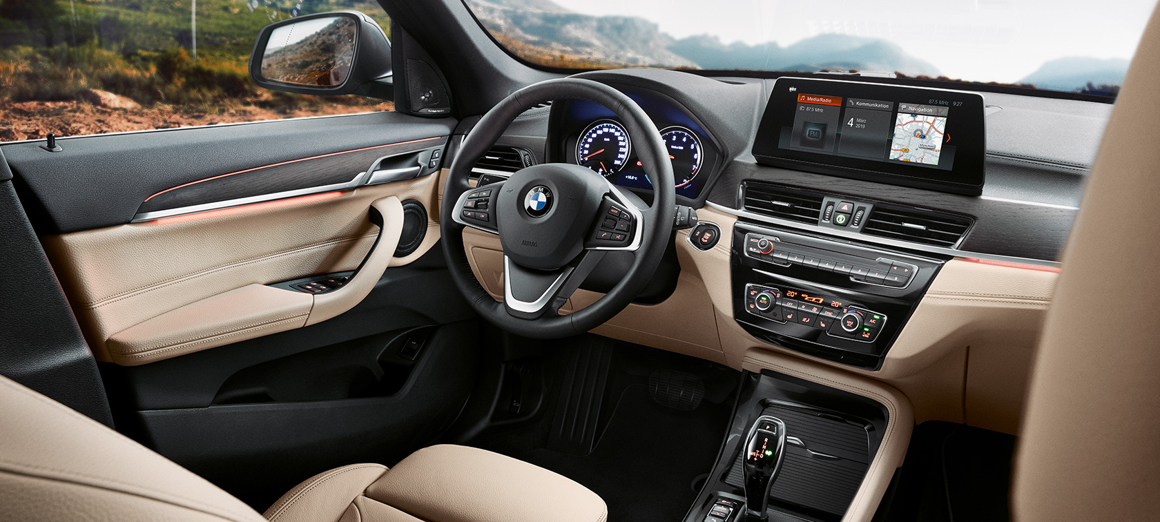 BMW X1, kokpit BMW X1, notranjost s poudarkom na kokpitu