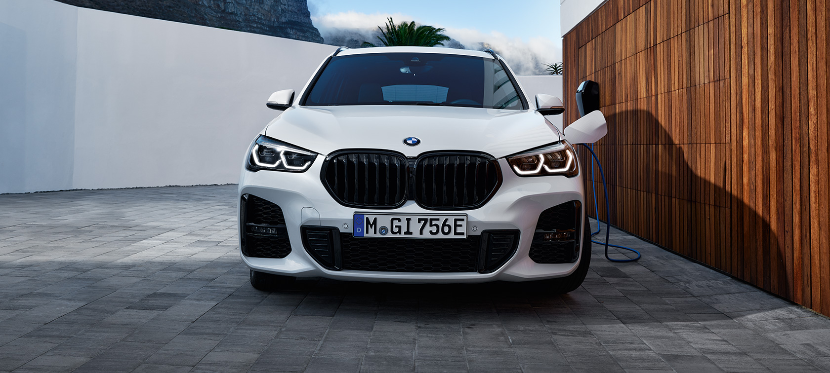 Priključni hibrid BMW X1 xDrive25e, F48, pogled od spredaj Priključni hibrid BMW X1, xDrive25e, F48, pogled od spredaj, polnjenje