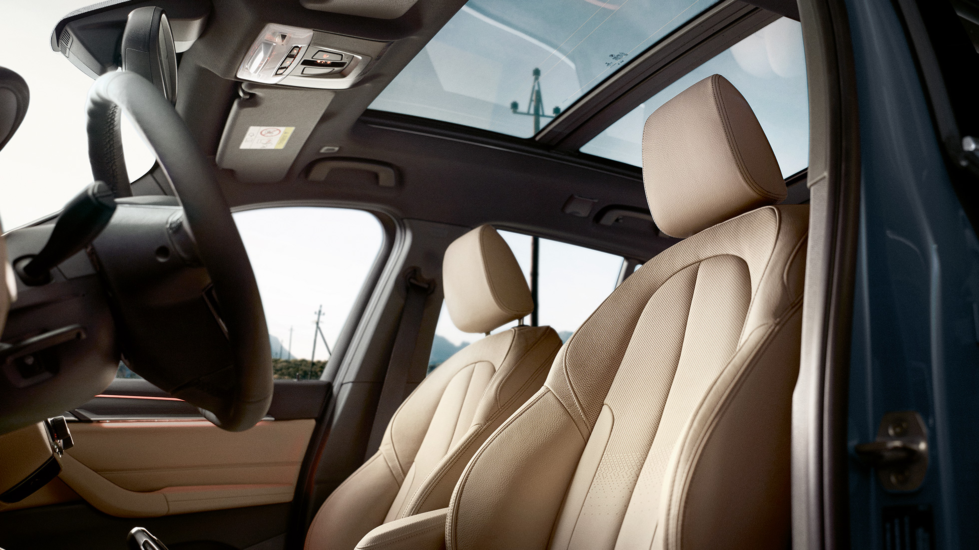 Notranjost BMW X1, športni sedeži. Notranjost BMW X1, pogled na ergonomske športne sedeže.