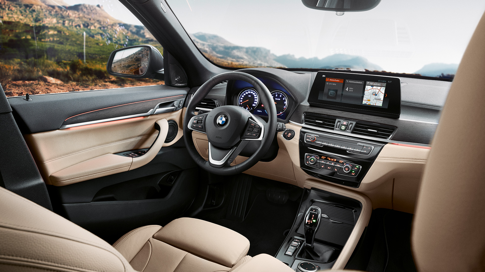 Notranjost BMW X1, kokpit. Notranjost BMW X1, pogled na 10,25-palčni nadzorni prikazovalnik v kokpitu.