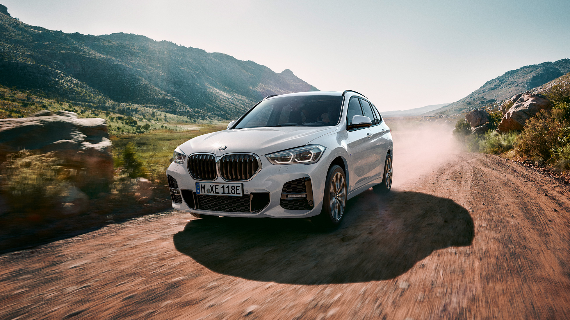 Priključni hibrid BMW X1 xDrive25e F48 Priključni hybrid BMW X1 xDrive25e 2019 med vožnjo, tričetrtinski pogled od spredaj