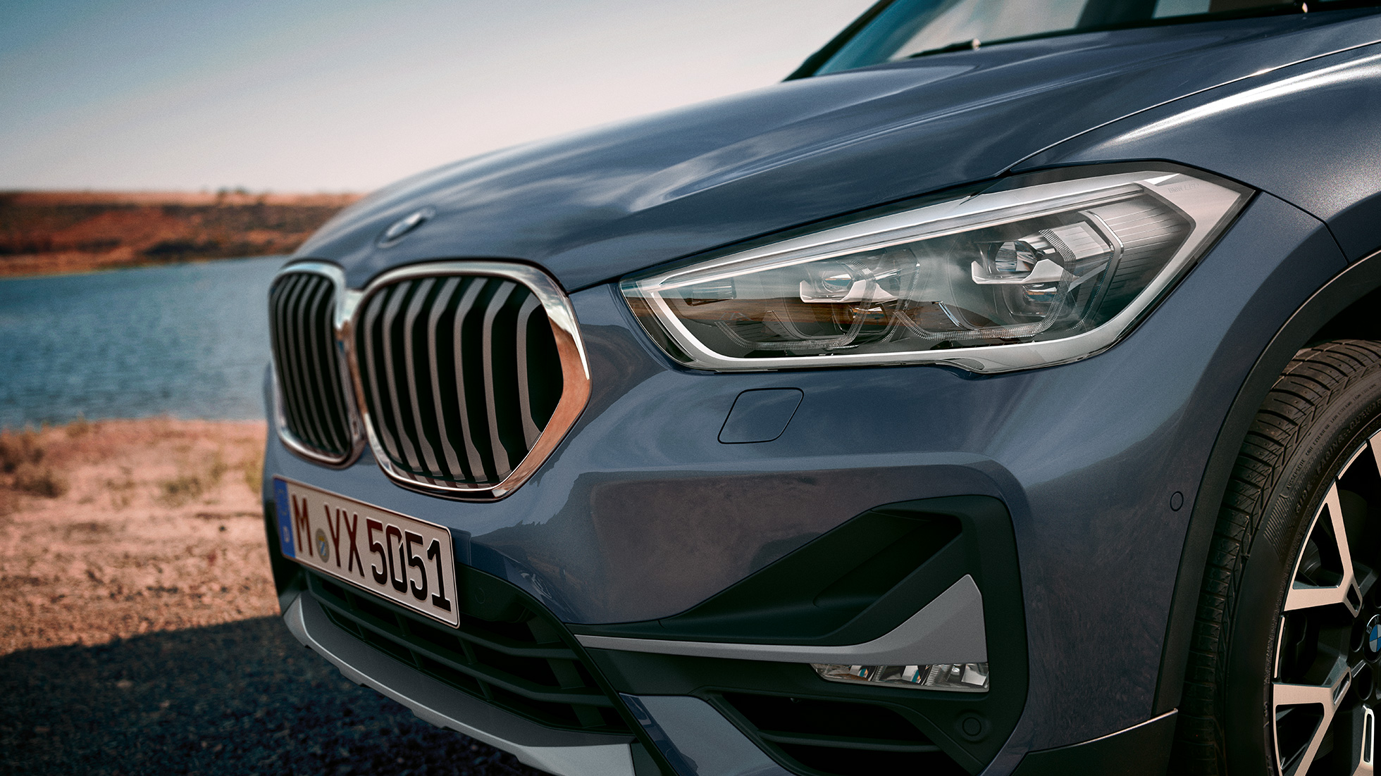 BMW X1, prilagodljivi LED-žarometi. BMW X1, pogled od blizu na prilagodljive LED-žaromete.