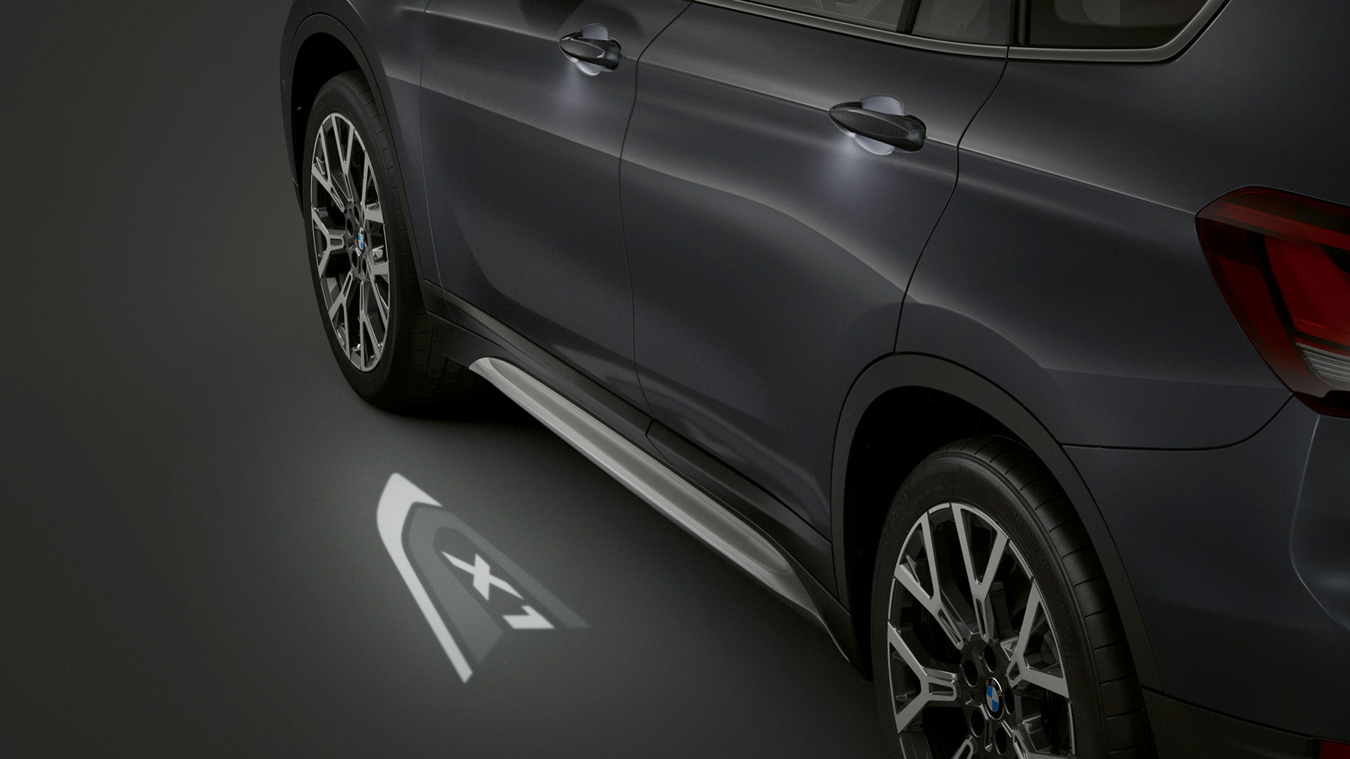 BMW X1, LED-projekcija "X1". BMW X1, stranski pogled s poudarkom na LED-projekciji "X1".