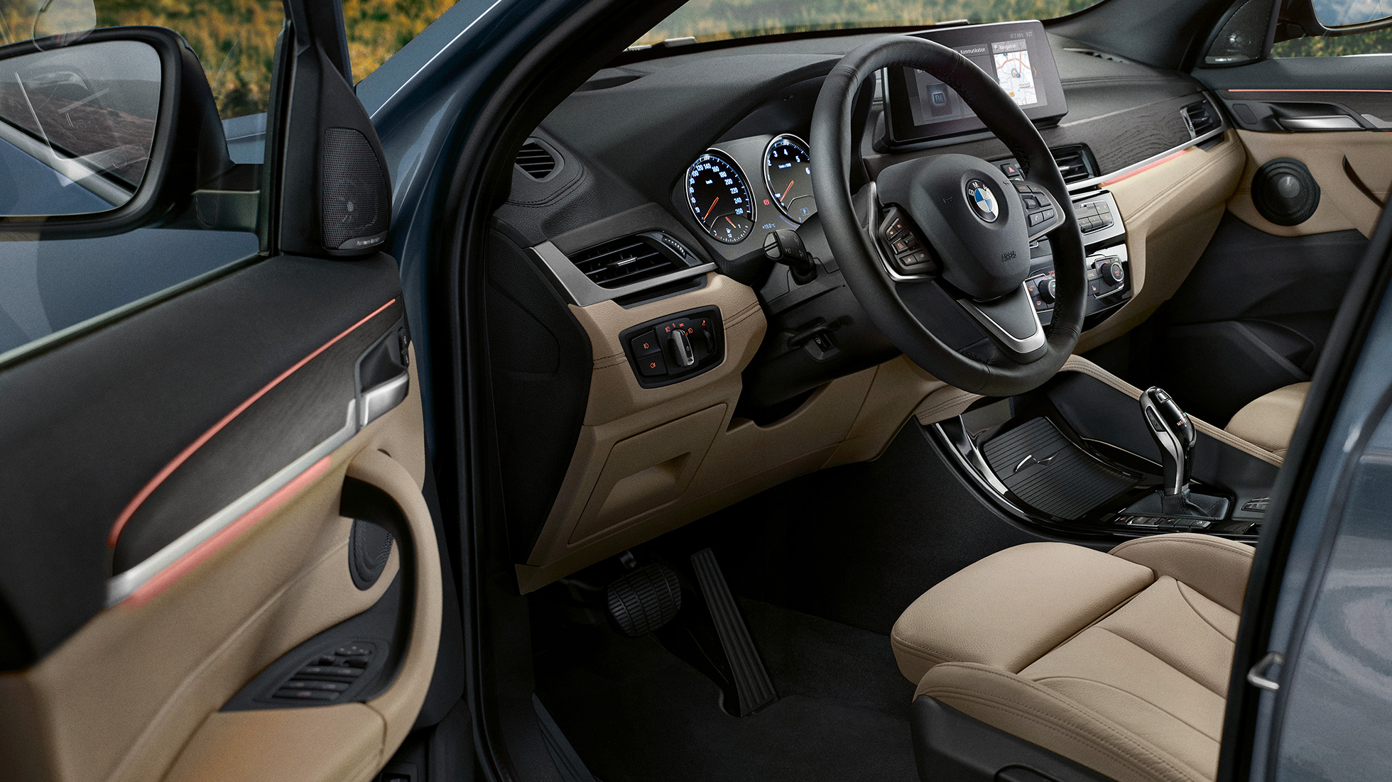 BMW X1, notranjost. BMW X1, notranjost s poudarkom na multifunkcijskem volanu.