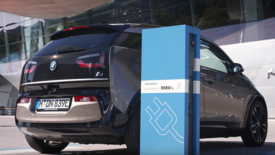 BMW i3 na polnilni postaji, BMW i3 na polnilni postaji, tričetrtinski pogled od zadaj