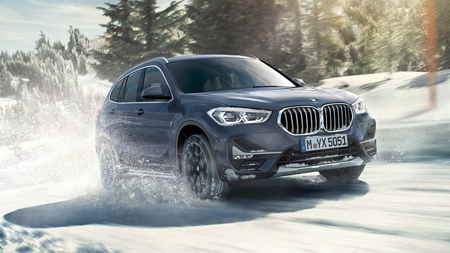 BMW X1 xDrive20i, F48, LCI, BMW Individual, kovinska barva Storm Bay, vožnja po zimski pokrajini BMW X1 xDrive20i, F48, LCI, BMW Individual, kovinska barva Storm Bay, vožnja po zimski pokrajini