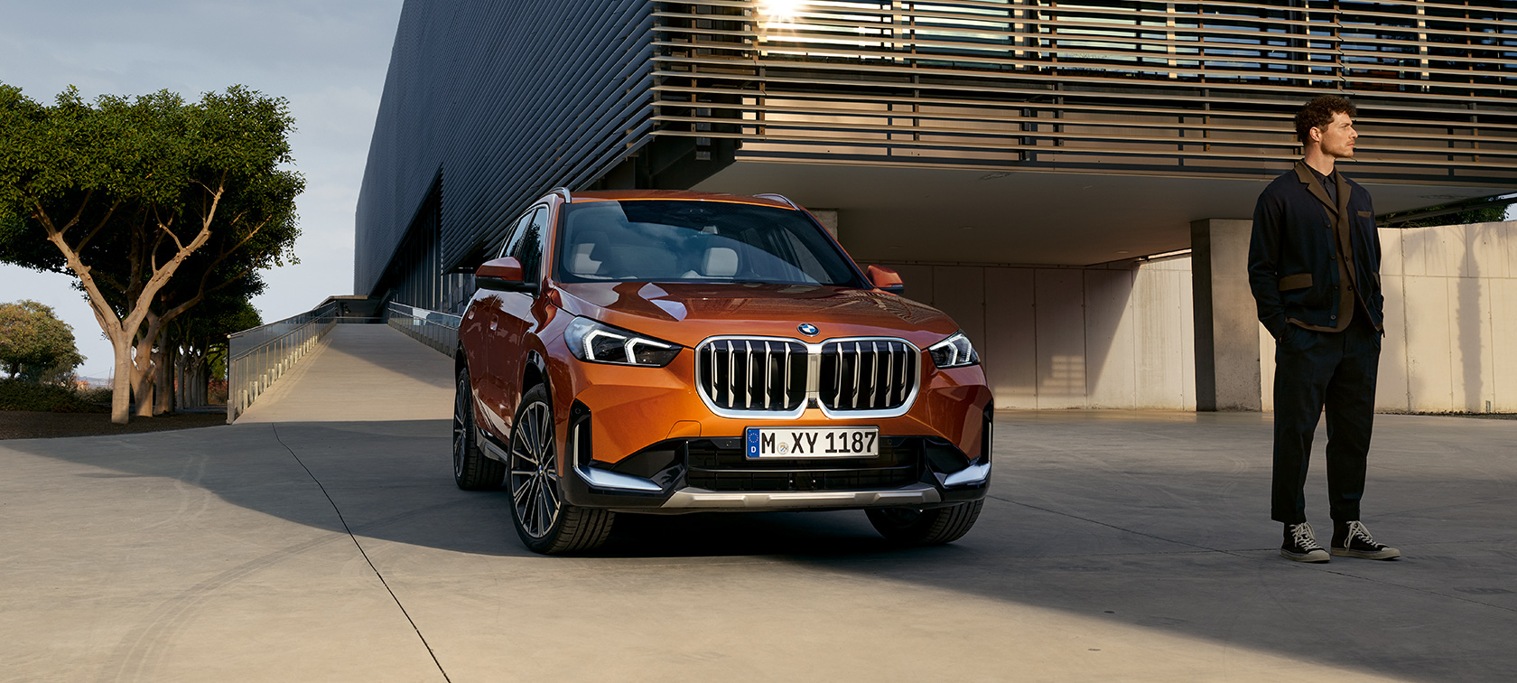 BMW X1 xDrive23i, U11, ICE, xLine, kovinska barva Utah Orange, poudarki na zunanjosti BMW X1 xDrive23i, U11, ICE, xLine, kovinska barva Utah Orange, poudarki na zunanjosti, 20-palčna BMW Individual lita alu. platišča Multi-spoke 869 I