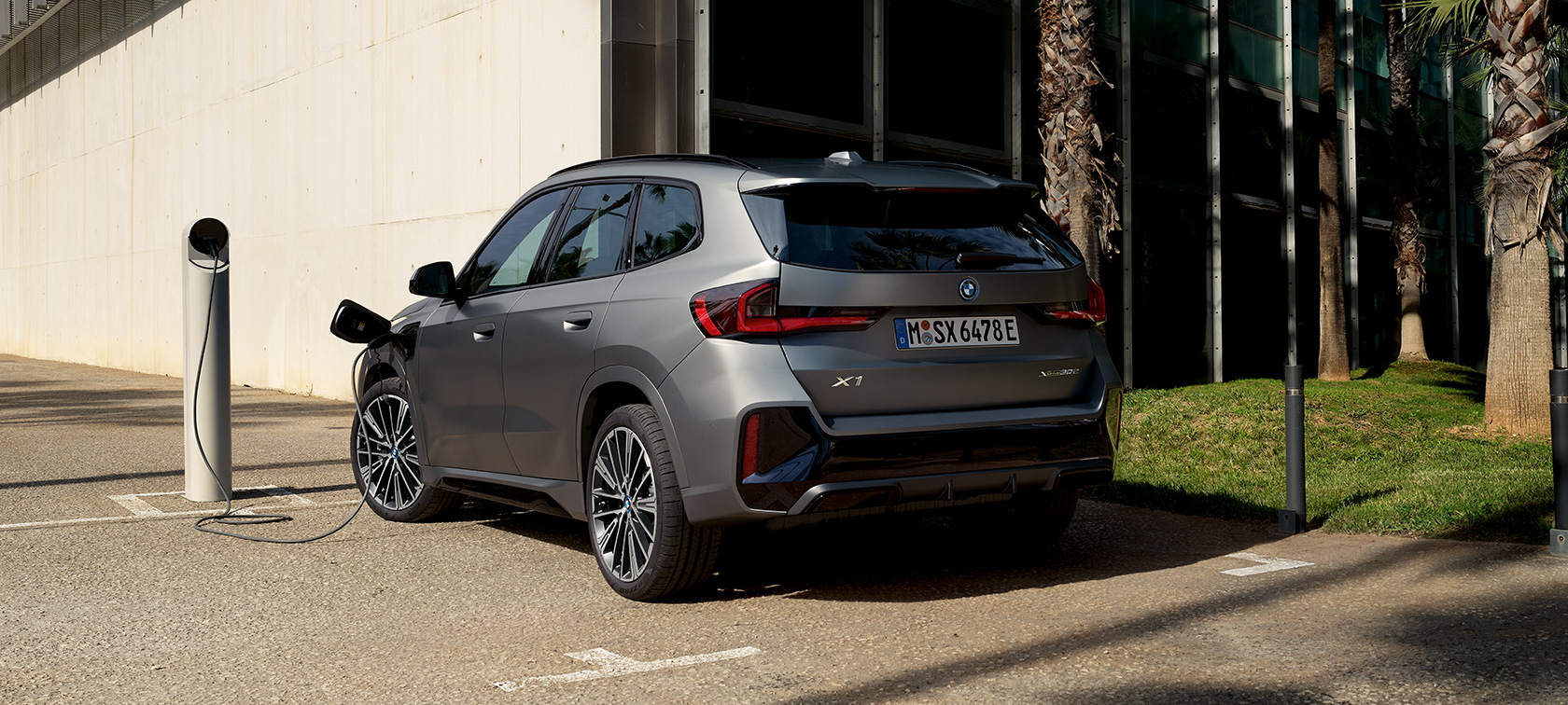 BMW X1, U11, PHEV, kovinska barva Frozen Pure Grey, polnjenje BMW X1, U11, PHEV, kovinska barva Frozen Pure Grey, poudarki polnjenja