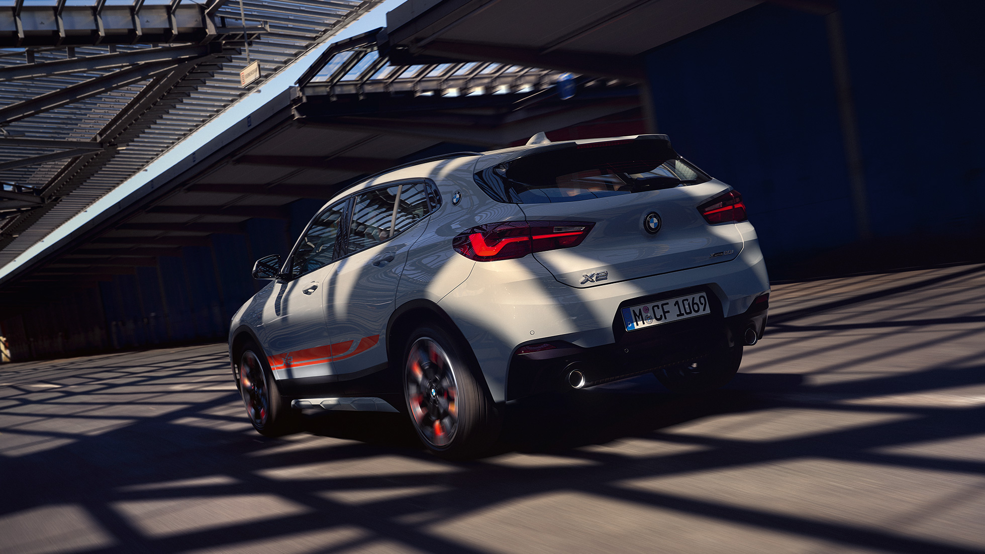 Tričetrtinski stranski pogled na BMW X2 F39 BMW X2 2018 F39, kovinska barva Galvanic Gold, tričetrtinski stranski pogled