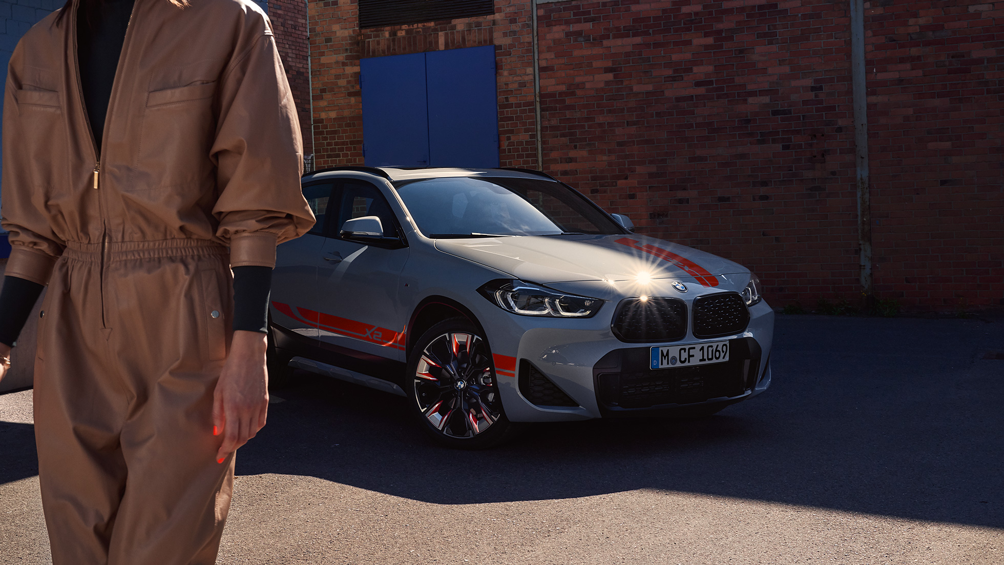 Dvojna ledvička BMW X2 F39 BMW X2 2018 F39, kovinska barva Galvanic Gold, pogled od spredaj na dvojno ledvičko