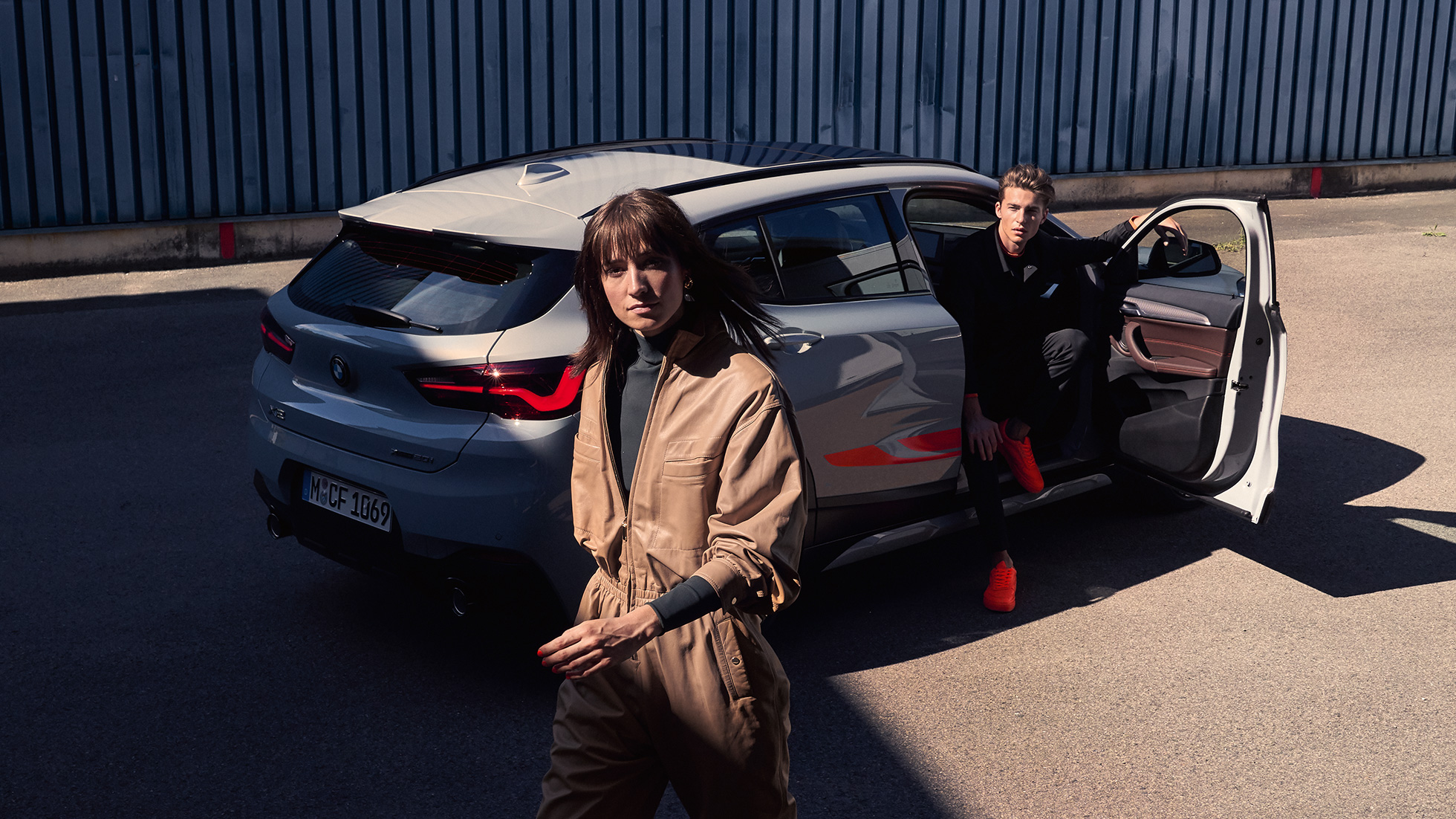 Pogled od zadaj na BMW X2 F39 BMW X2 2018 F39, kovinska barva Galvanic Gold, pogled od zadaj