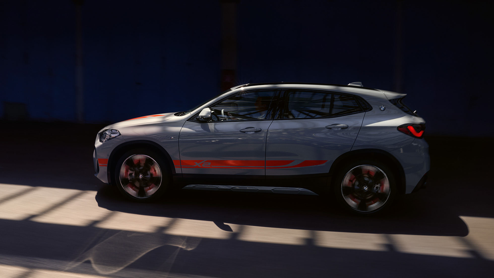 Stranski pogled na BMW X2 F39 BMW X2 2018 F39, kovinska barva Galvanic Gold, stranski pogled