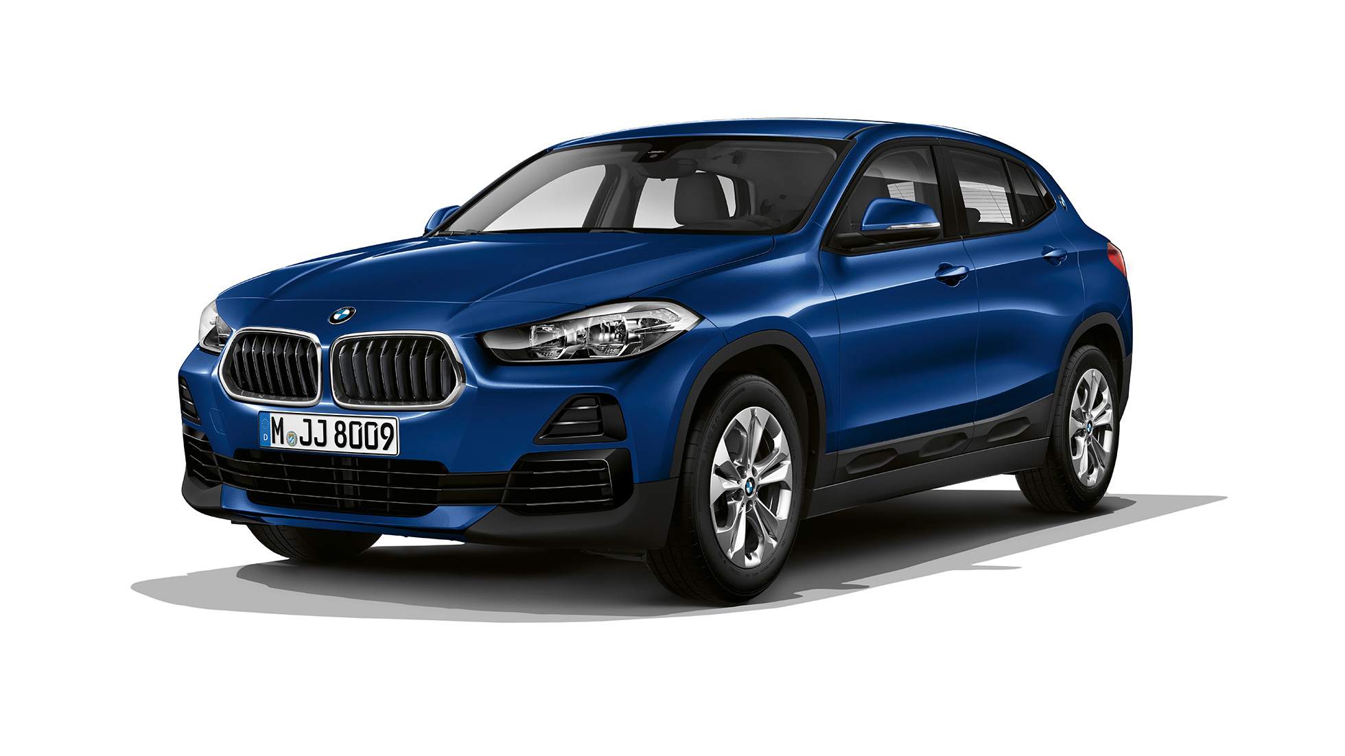 Tričetrtinski pogled od spredaj na BMW X2 sDrive20i kot model Advantage BMW X2 sDrive20i, model Advantage, 2018 F39, kovinska barva Mediterranean Blue, tričetrtinski pogled od spredaj