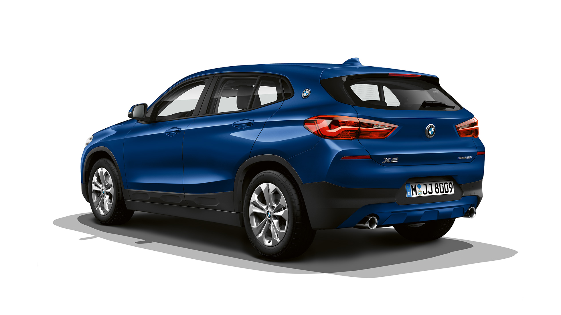 Tričetrtinski pogled od zadaj na BMW X2 sDrive20i kot model Advantage BMW X2 sDrive20i, model Advantage, 2018 F39, kovinska barva Mediterranean Blue, tričetrtinski pogled od zadaj