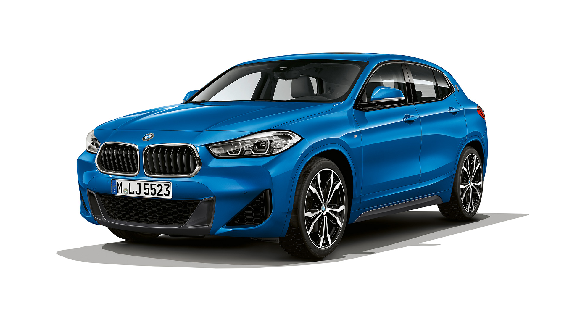 Tričetrtinski pogled od spredaj na BMW X2 sDrive20i kot model M Sport BMW X2 sDrive20i, model M Sport, 2018 F39, kovinska barva Misano Blue, tričetrtinski pogled od spredaj