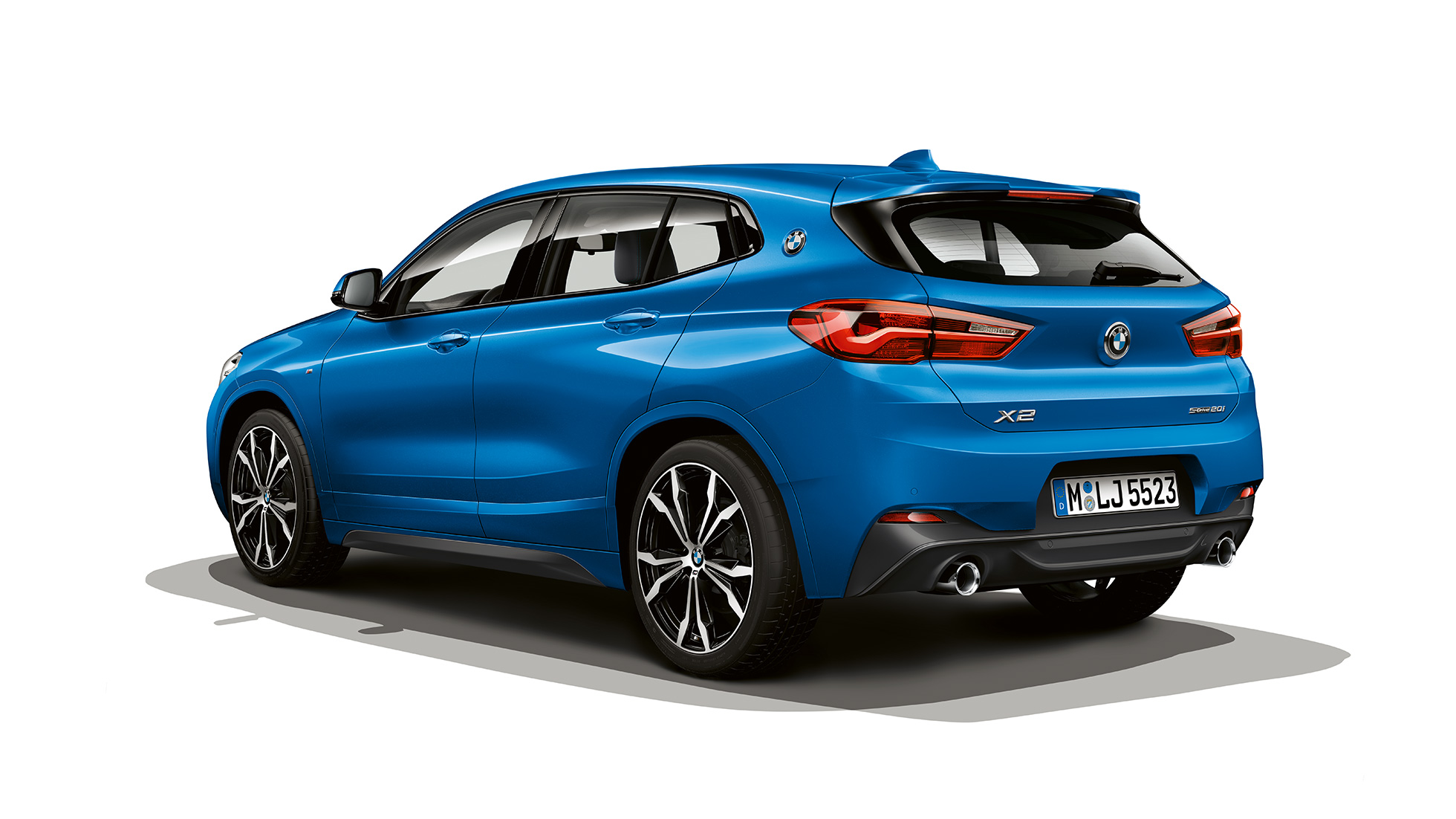 Tričetrtinski stranski pogled na BMW X2 sDrive20i kot model M Sport BMW X2 sDrive20i, model M Sport, 2018 F39, kovinska barva Misano Blue, tričetrtinski stranski pogled
