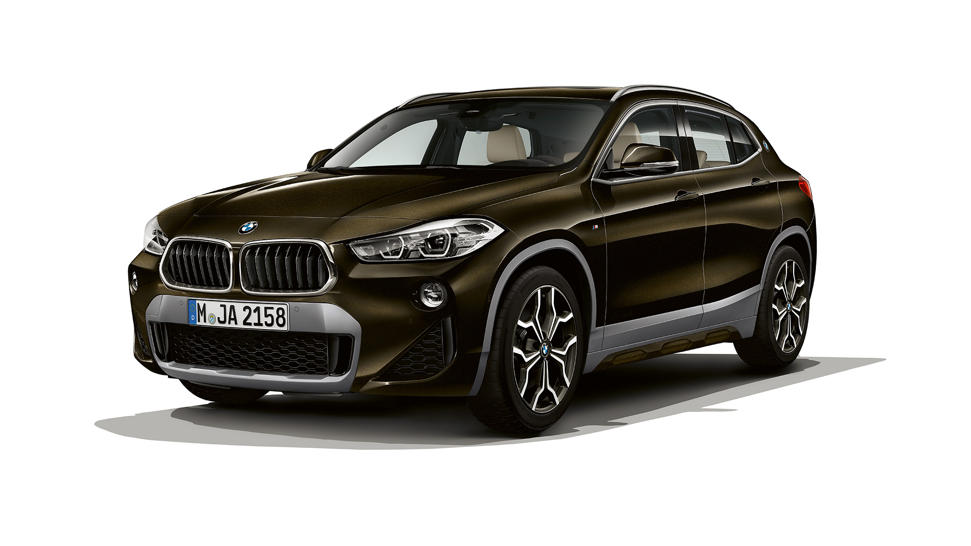Tričetrtinski pogled od spredaj na BMW X2 sDrive20i kot model M Sport X BMW X2 sDrive20i, model M Sport X, 2018 F39, kovinska barva Sparkling Storm z bleščečim učinkom, tričetrtinski pogled od spredaj