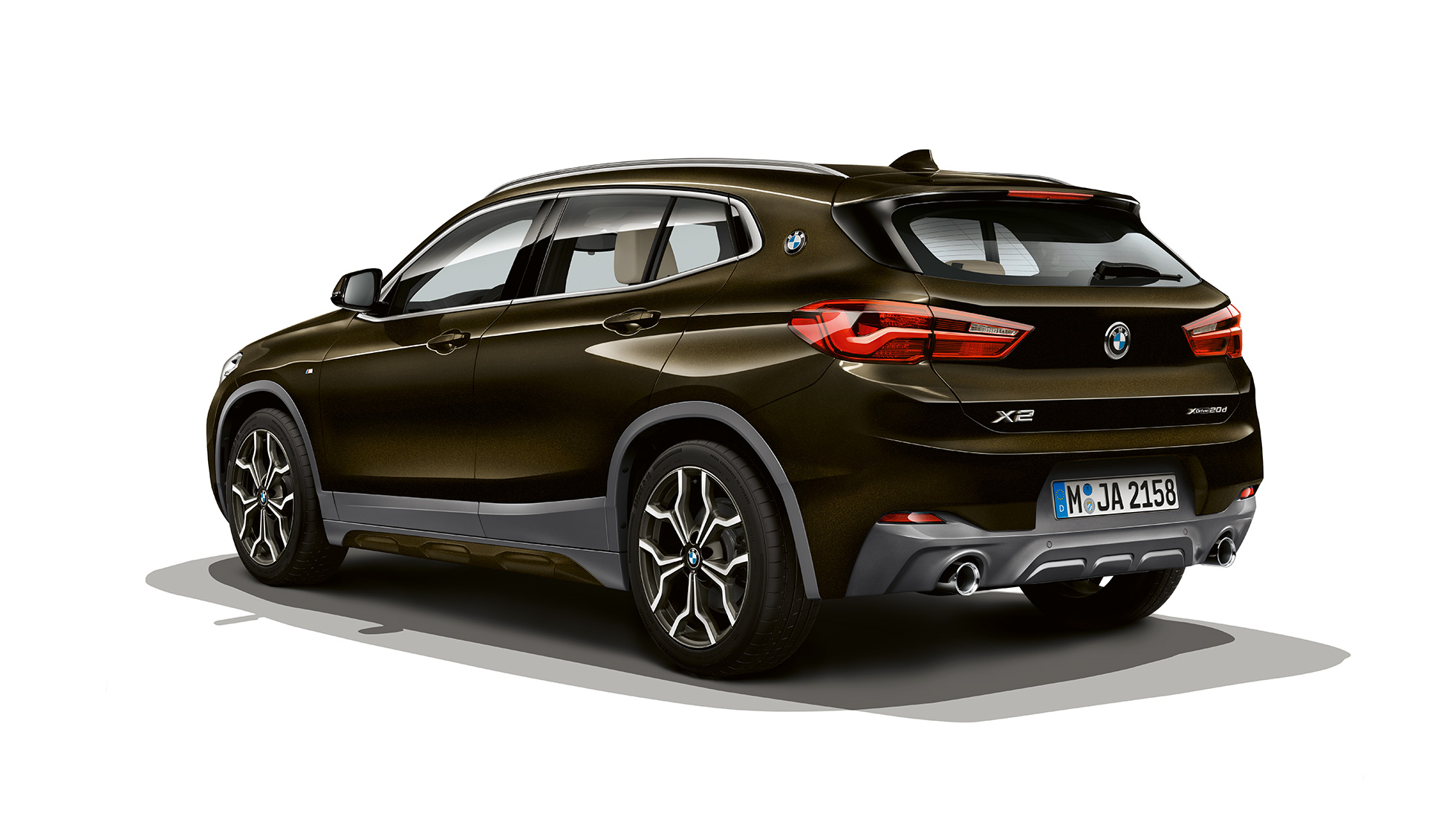 Tričetrtinski pogled od zadaj BMW X2 sDrive20i kot model M Sport X BMW X2 sDrive20i, model M Sport X, 2018 F39, kovinska barva Sparkling Storm z bleščečim učinkom, tričetrtinski pogled od zadaj
