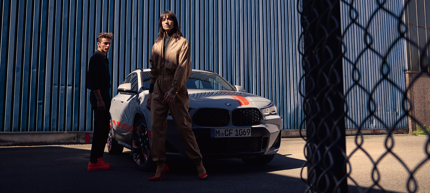 Stranski pogled na BMW X2 F39 Stranski pogled na BMW X2 2018 F39, kovinska barva Galvanic Gold