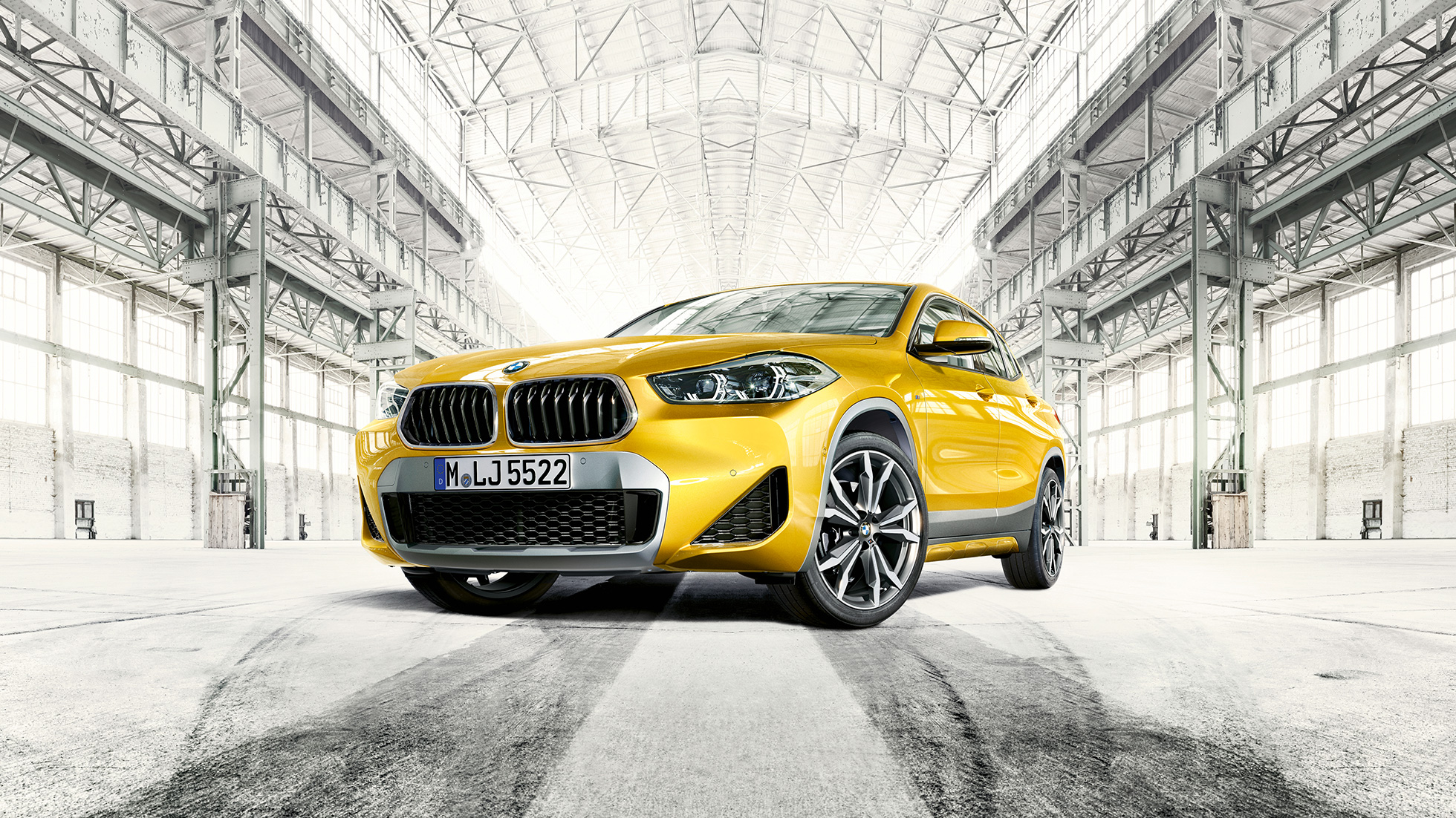 Tričetrtinski pogled od spredaj na BMW X2 F39 Tričetrtinski pogled od spredaj na BMW X2 2018 F39, kovinska barva Galvanic Gold