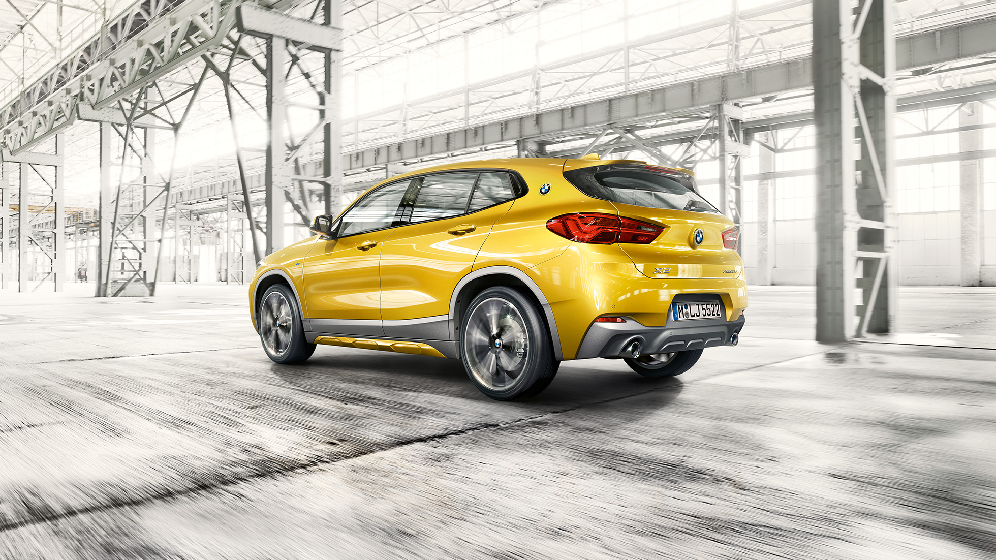 Tričetrtinski stranski pogled na BMW X2 F39 BMW X2 2018 F39, kovinska barva Galvanic Gold, tričetrtinski stranski pogled