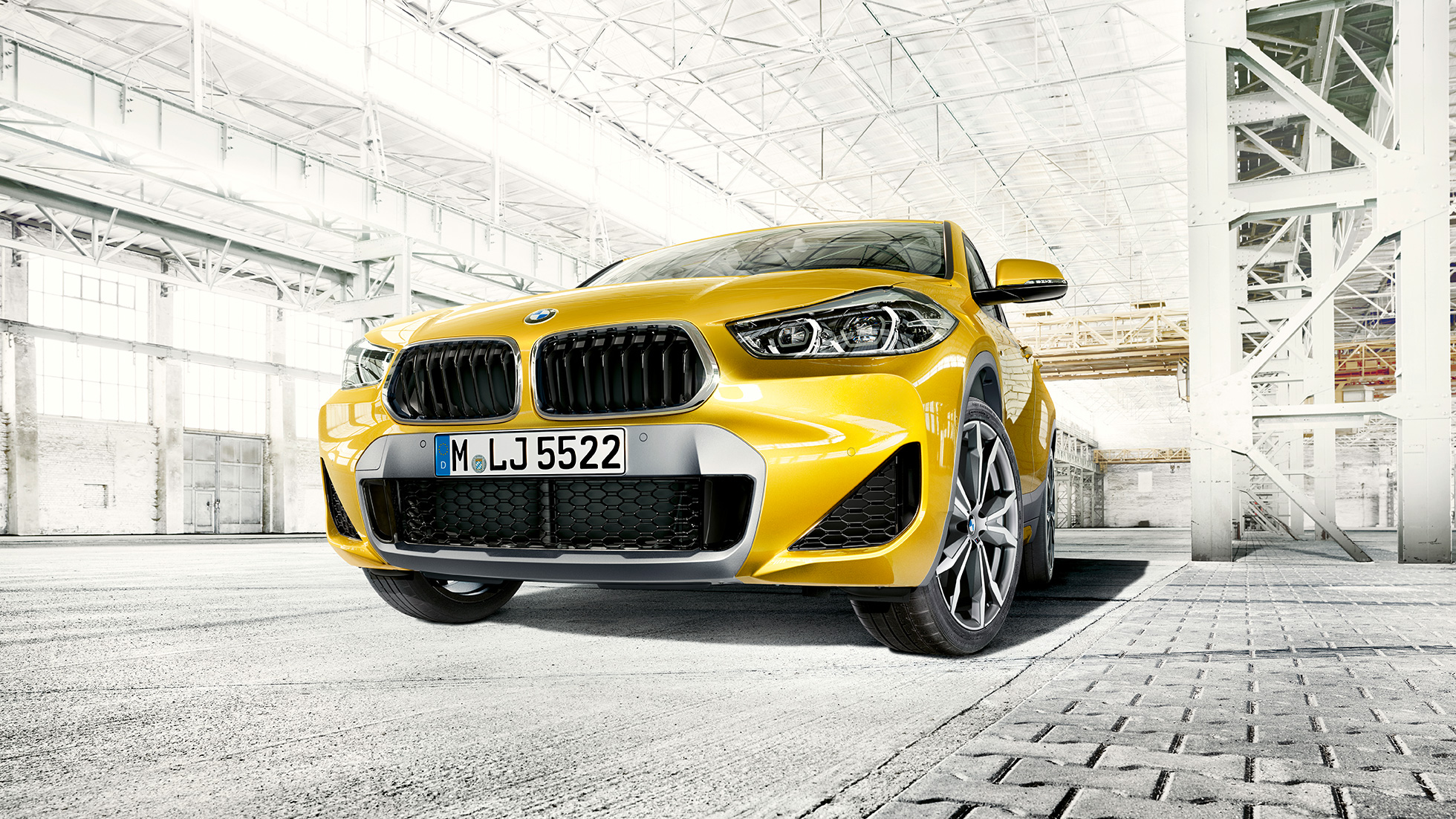 Dvojna ledvička BMW X2 F39 BMW X2 2018 F39, kovinska barva Galvanic Gold, pogled od spredaj na dvojno ledvičko