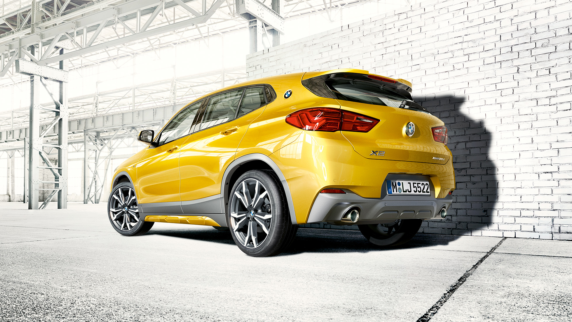 Pogled od zadaj na BMW X2 F39 BMW X2 2018 F39, kovinska barva Galvanic Gold, pogled od zadaj