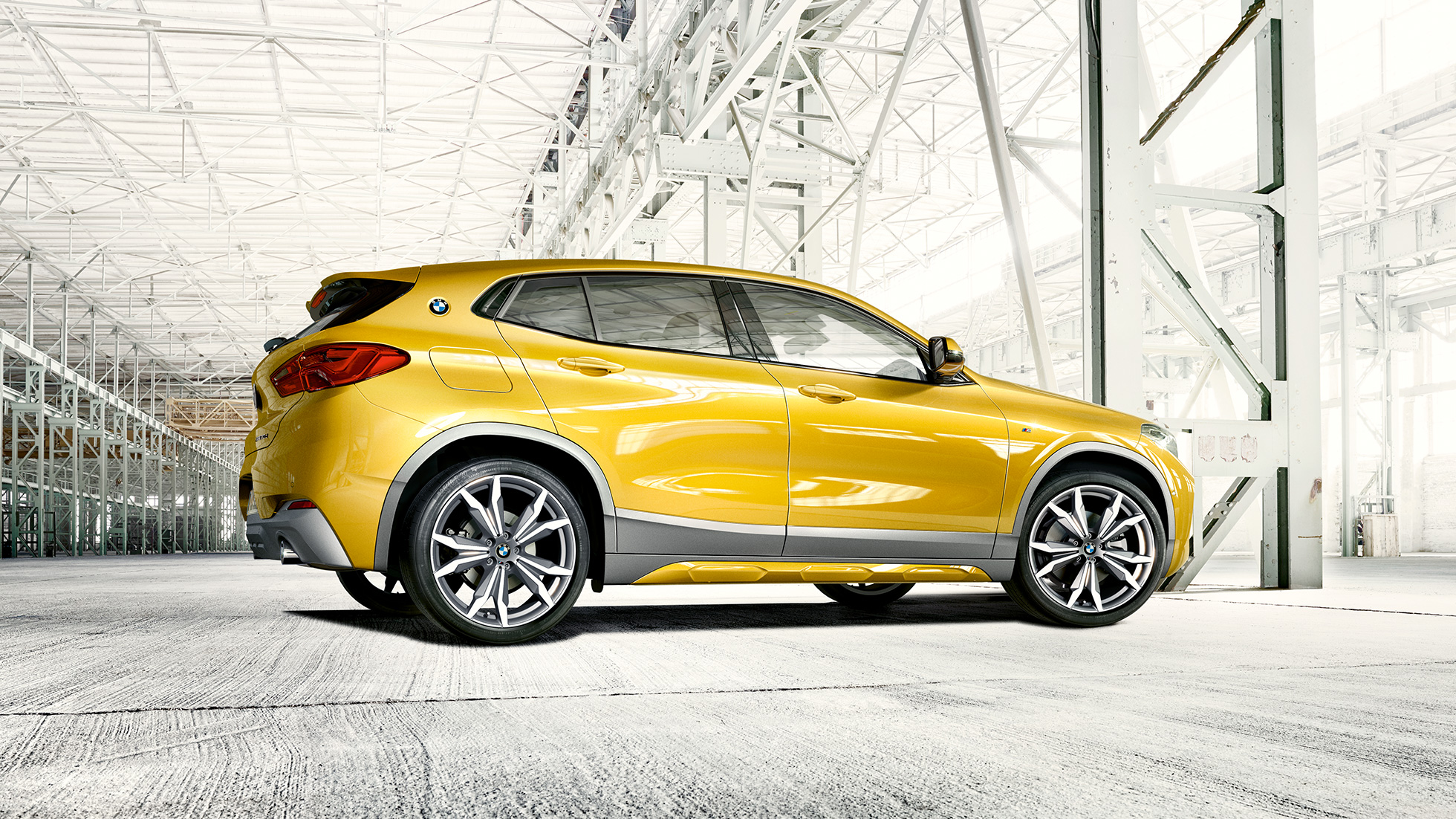 Stranski pogled na BMW X2 F39 BMW X2 2018 F39, kovinska barva Galvanic Gold, stranski pogled