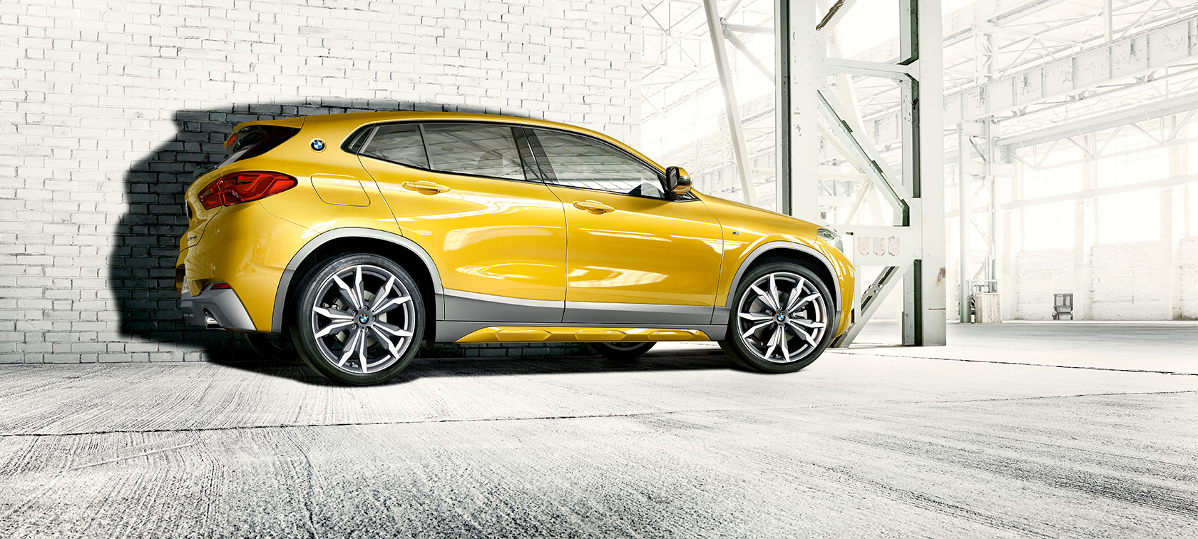 Stranski pogled na BMW X2 F39 Stranski pogled na BMW X2 2018 F39, kovinska barva Galvanic Gold