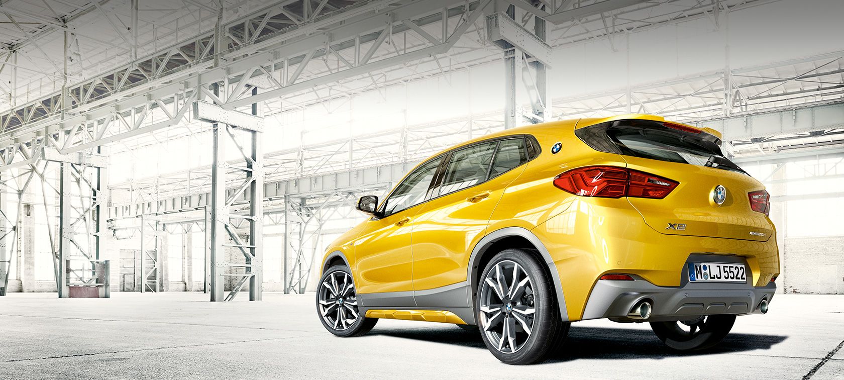 Tričetrtinski stranski pogled na BMW X2 F39 BMW X2 2018 F39, kovinska barva Galvanic Gold, tričetrtinski stranski pogled