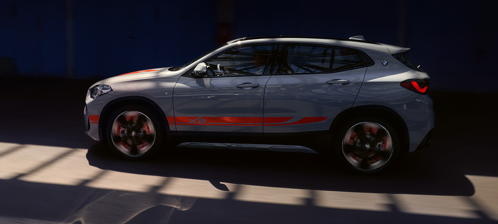 BMW X2, F39, stranski pogled BMW X2, F39, 2020, barva Brooklyn Grey, stranski pogled med vožnjo
