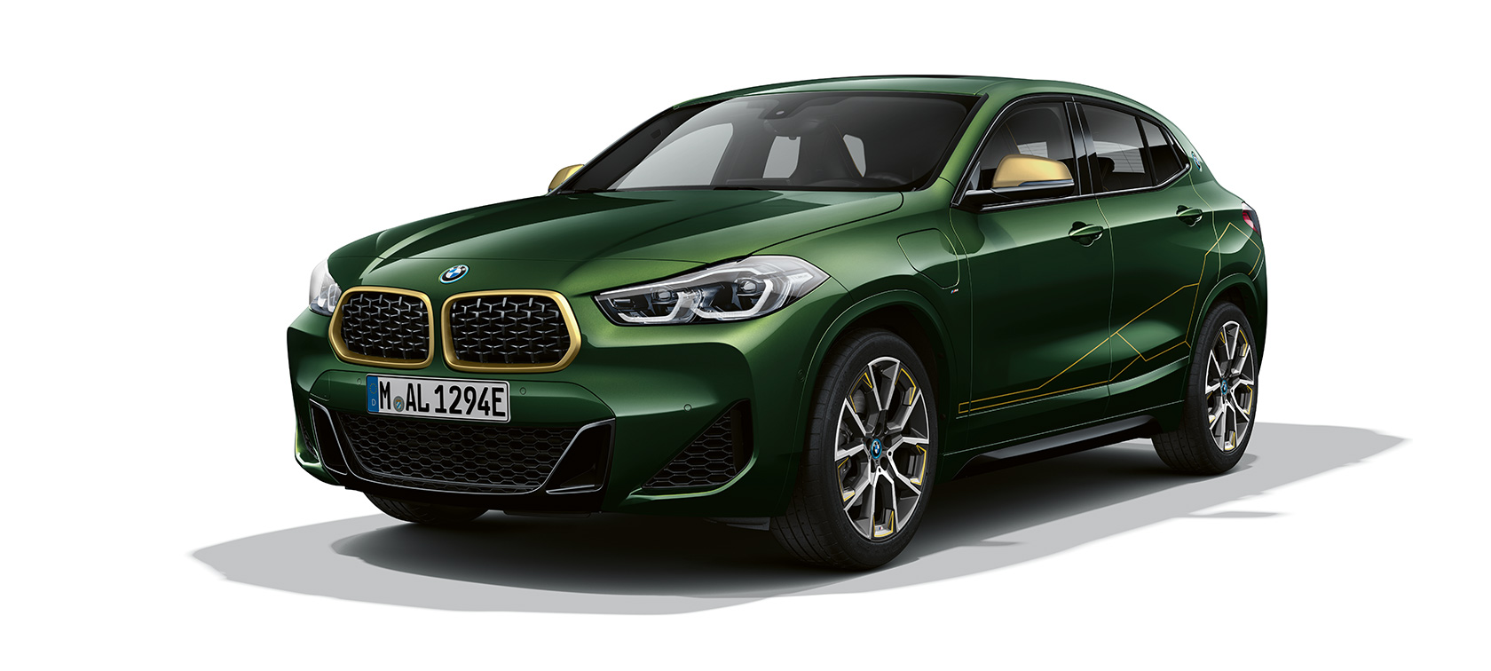 BMW X2, F39, tričetrtinski pogled od spredaj BMW X2, F39, kovinska barva Sanremo Green, tričetrtinski pogled od spredaj