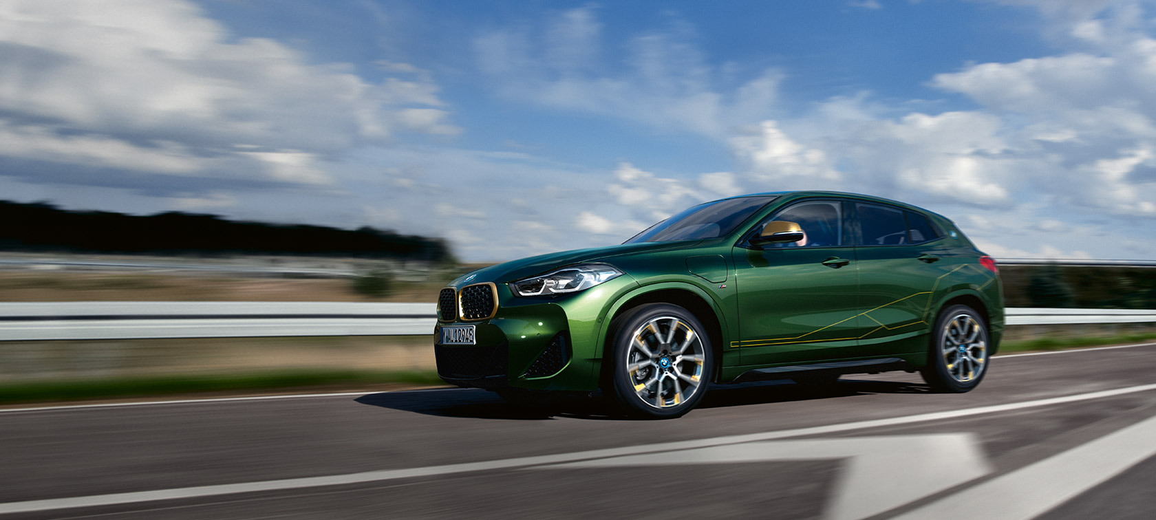 BMW X2, F39, kovinska barva Sanremo Green, tričetrtinski stranski pogled med vožnjo