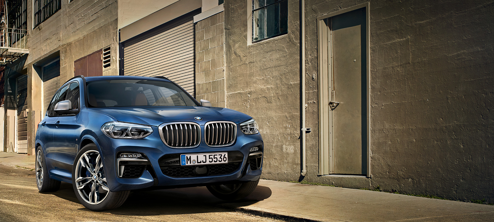BMW X3 M40i, fotografija pred zidom hiše BMW X3 M40i, fotografija pred zidom hiše