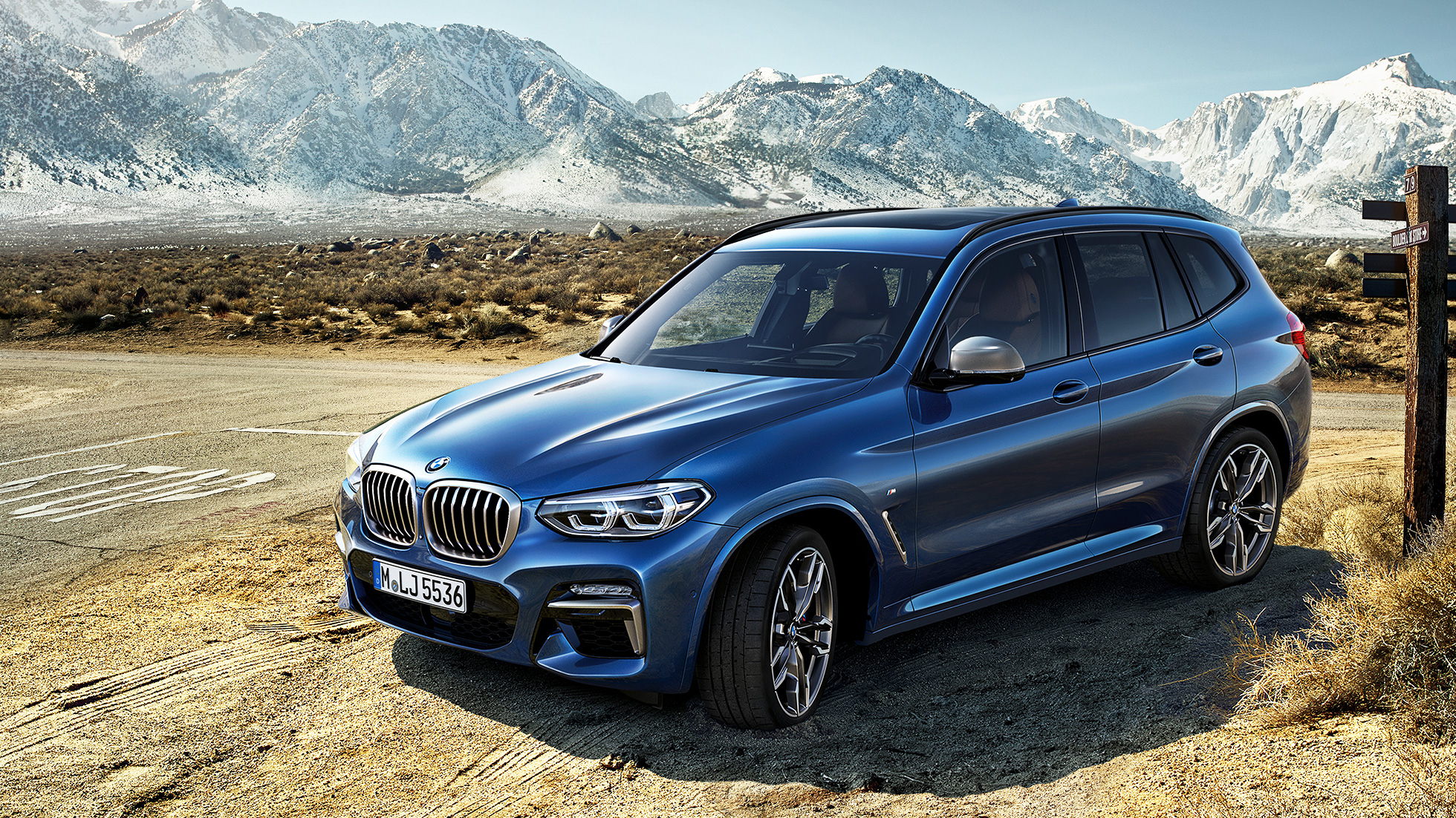 BMW X3 M40i, v sprednjem polprofilu v med gorami BMW X3 M40i, v sprednjem polprofilu v med gorami