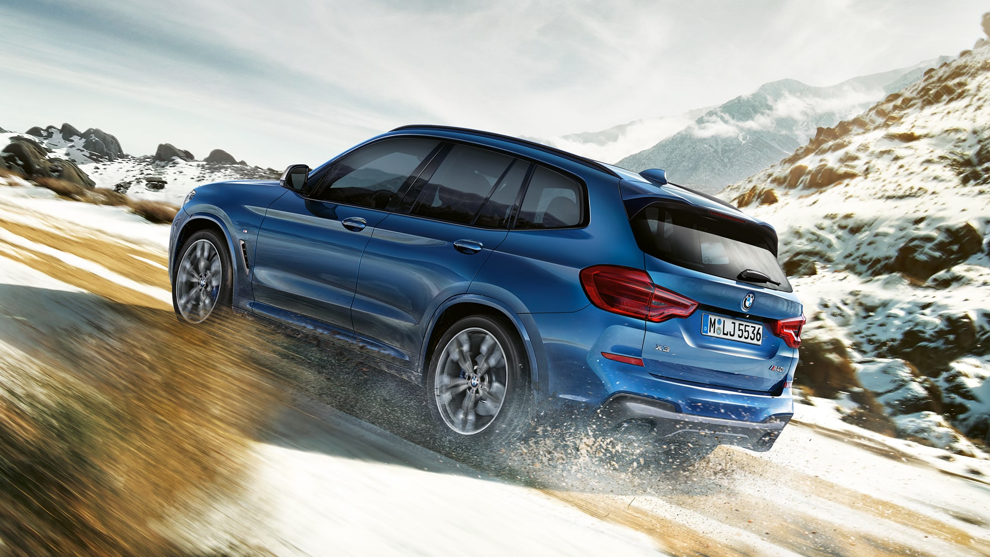 BMW X3 M40i med vožnjo navkreber BMW X3 M40i med vožnjo navkreber